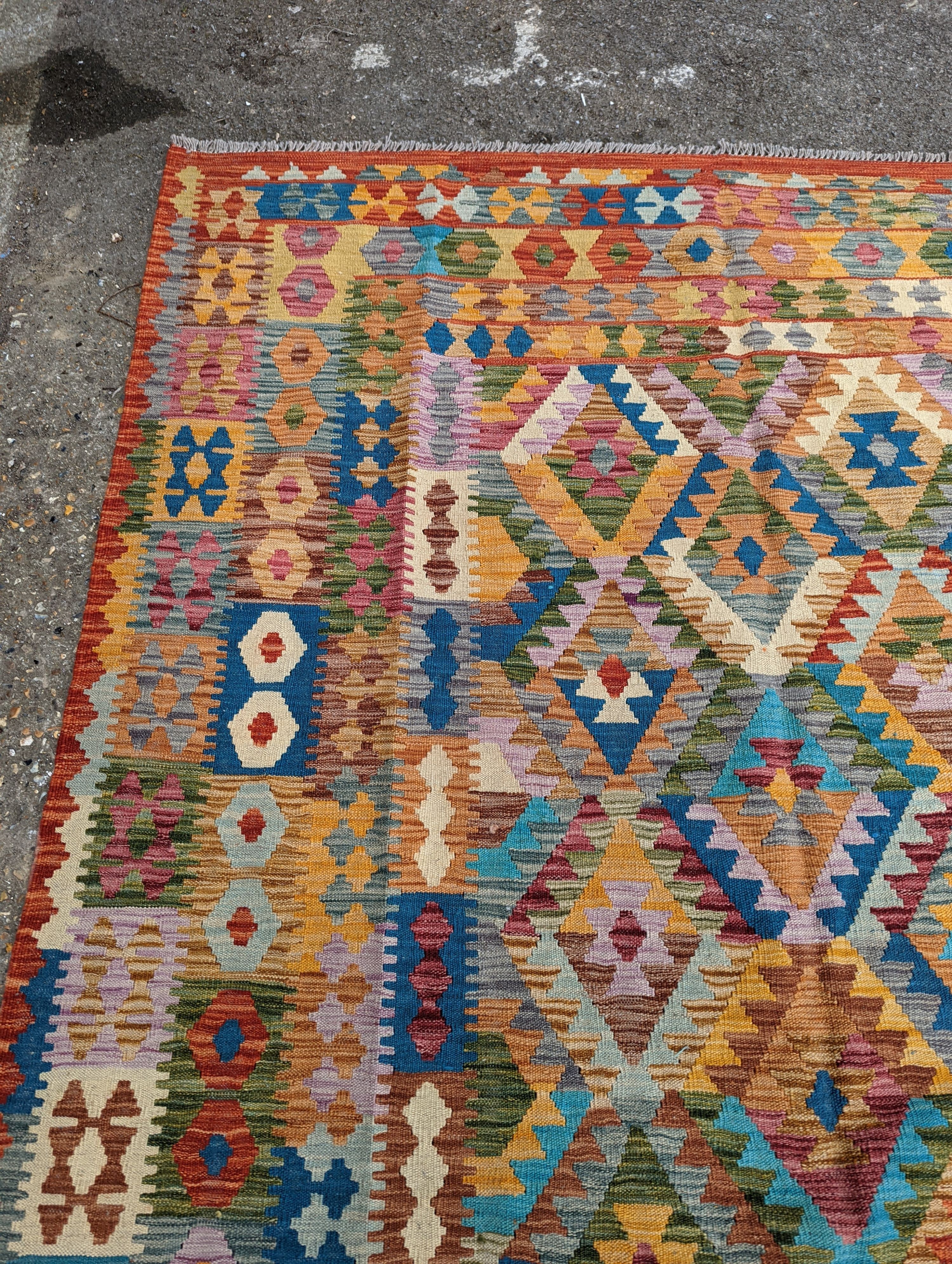 A contemporary Anatolian design flatweave Kilim carpet, approx. 260 x 200cm